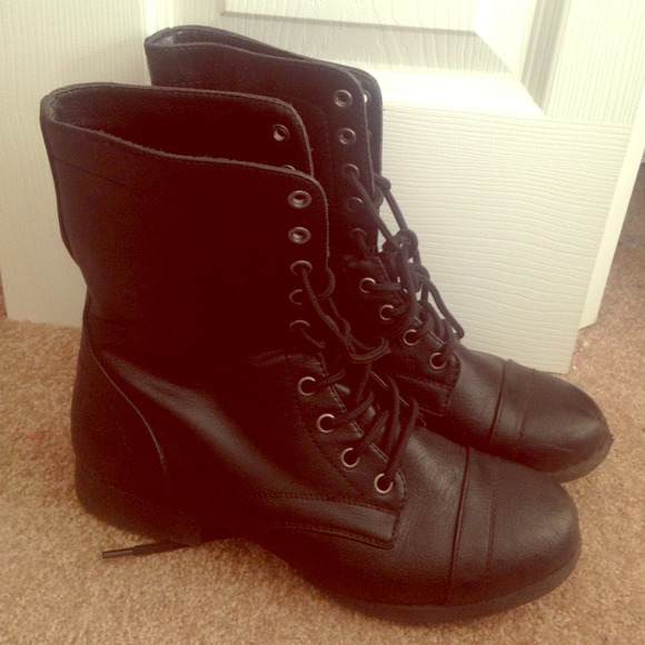 Black combat boots 🔸size 8
