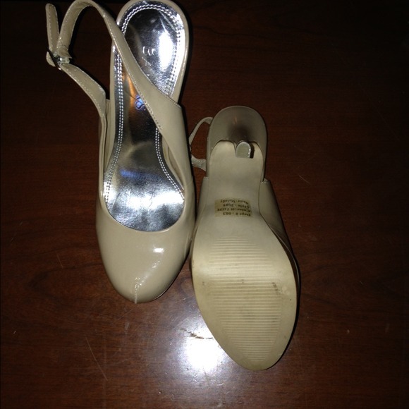 SOLD-Bakers nude sling back - Picture 2 of 3