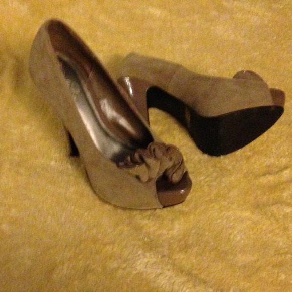 SOLD-Cute peep toe pump with ruffle. - Picture 2 of 2
