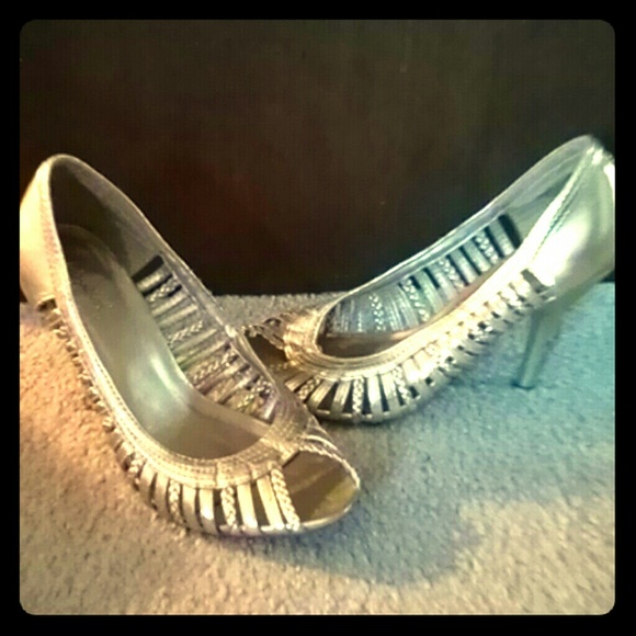 Qupid Gold Peep Toe Gold Heels - Picture 1 of 2