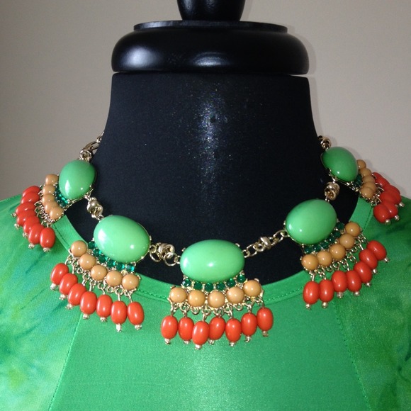 NWT statement necklace! Must have!