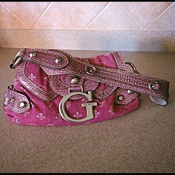 Guess Handbags - 💕 Guess Purse 💕