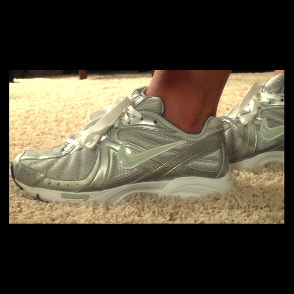 Nike Rolling Rail tennis shoes