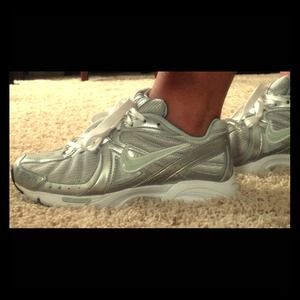 Nike Rolling Rail tennis shoes