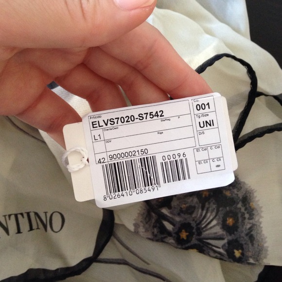 SOLD 💯 Authentic Valentino silk scarf - Picture 3 of 5