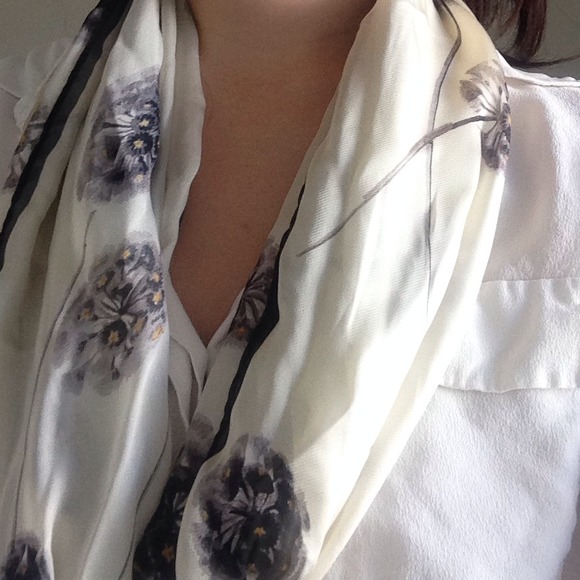 SOLD 💯 Authentic Valentino silk scarf - Picture 4 of 5