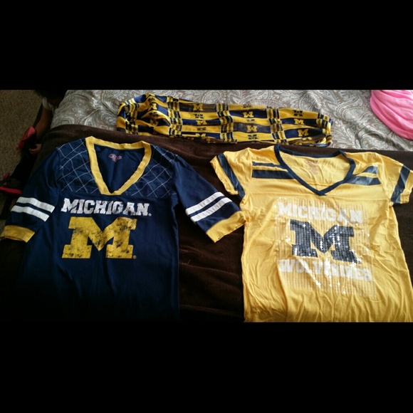 Michigan Fan🏈Lot 2 shirts and a scarf* 🏀 - Picture 1 of 4