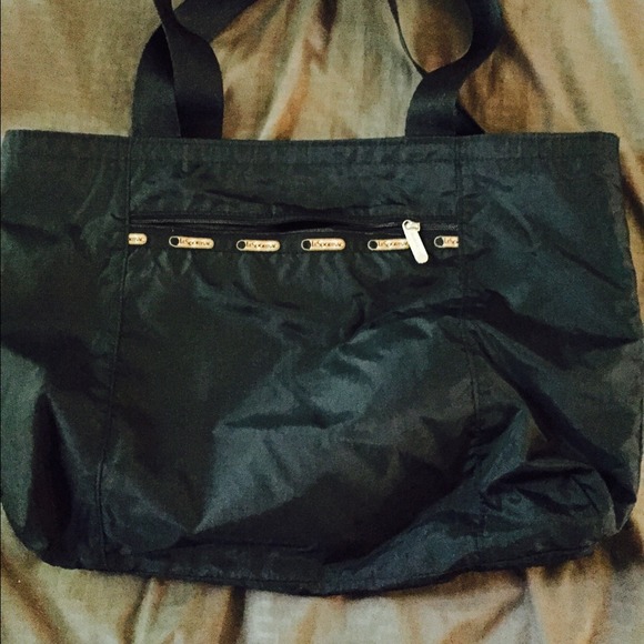 LeSport Sac reversible bag comes with mini bag
