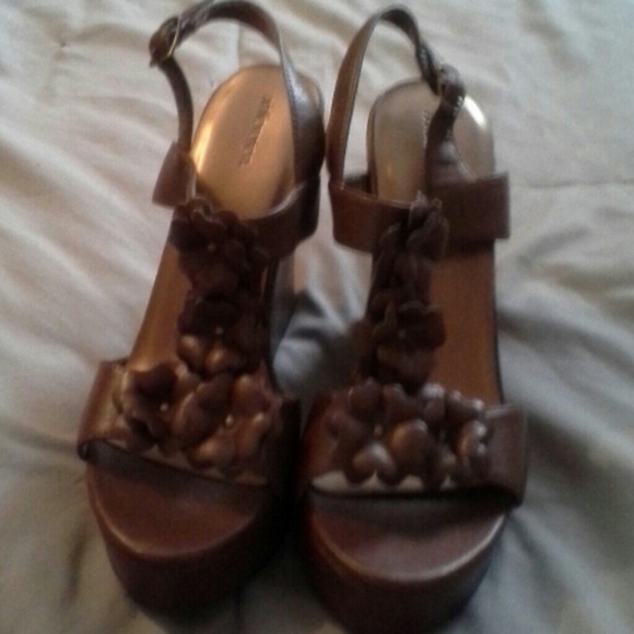 Xhiliration Brown Platform Sandels Size 8 1/2