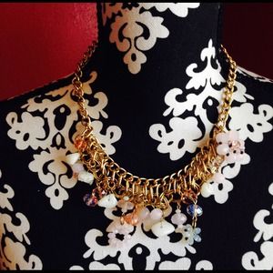 Super cute gold statement necklace