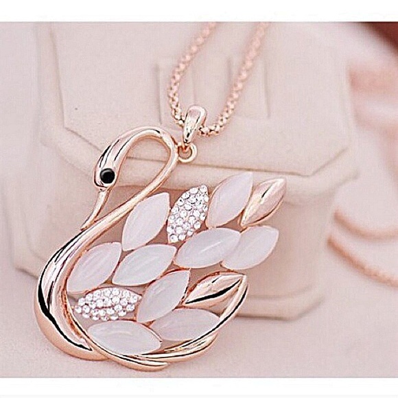 Feminine crystal swan necklace - Picture 2 of 4