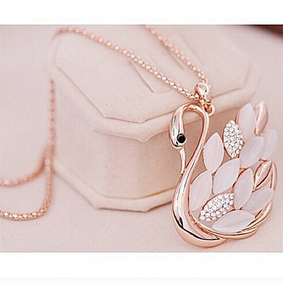 Feminine crystal swan necklace - Picture 3 of 4