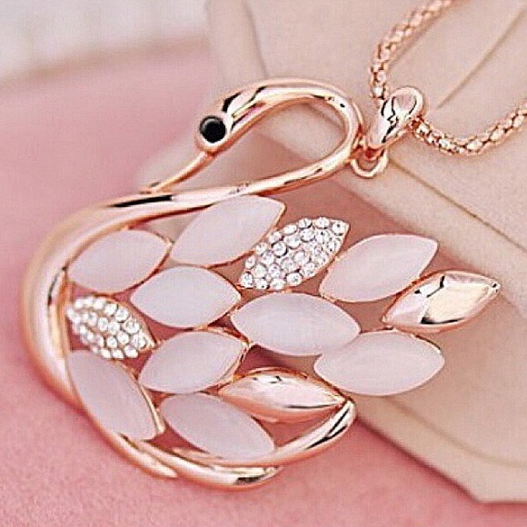 Feminine crystal swan necklace - Picture 4 of 4