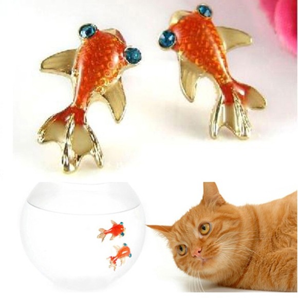 Adorable gold fish stud earrings - Picture 4 of 6