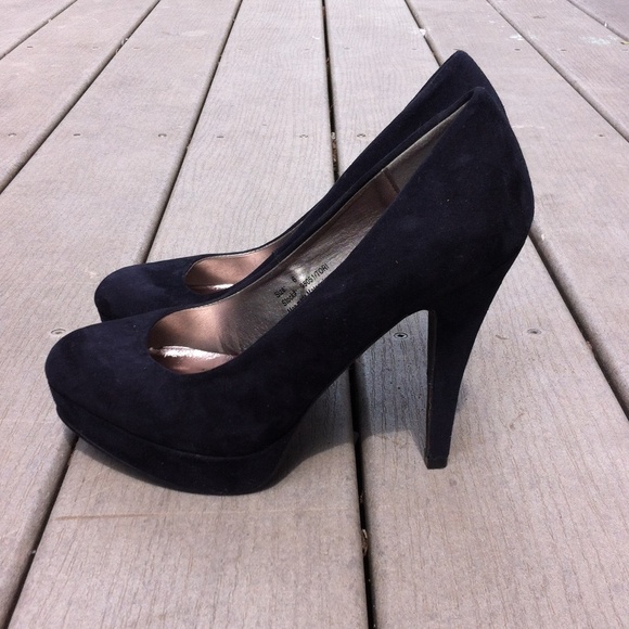 Black pumps. - Picture 3 of 4