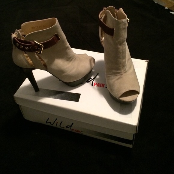 Beautiful beige suede peep toe booties like new.