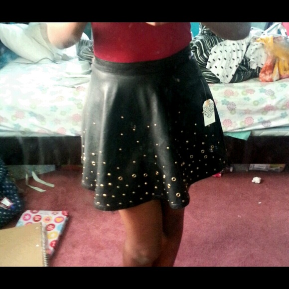 Pleather skater skirt with gold beading - Picture 3 of 3