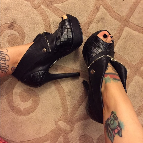 Black heels with zipper