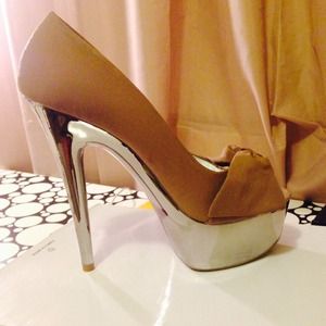 Steve Madden Nude/ Silver Pumps