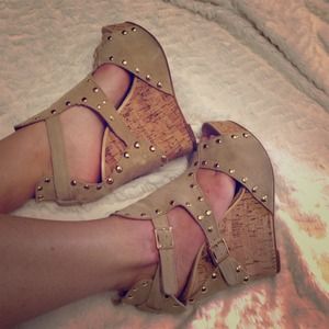 Tan wedges that are to die for!