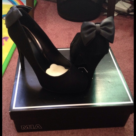 Black bow