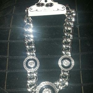 Ladies beautiful 18" necklace and earrings