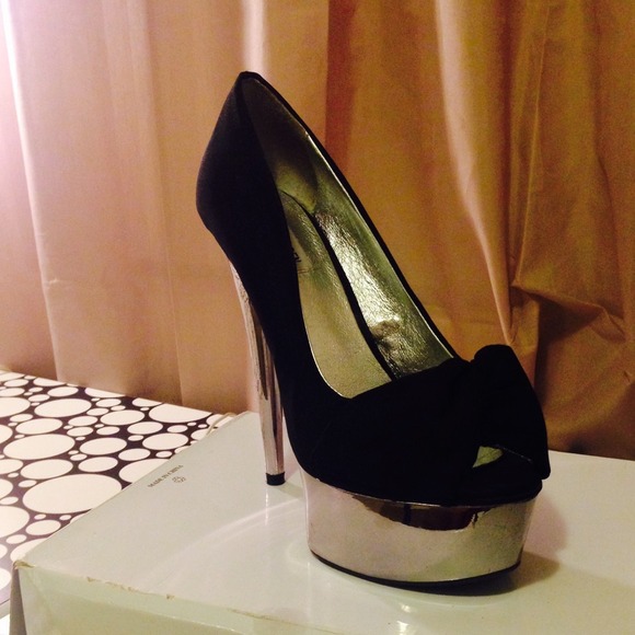 Black pumps with ribbon details - Picture 1 of 4