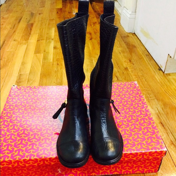 AUTHENTIC tory burch stowe_figueira leather boots. - Picture 3 of 4