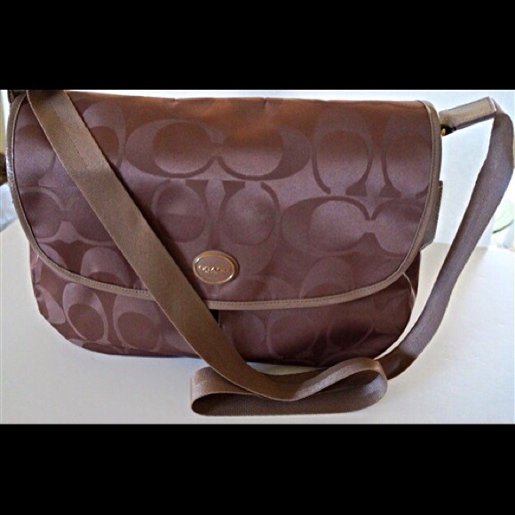 💯 Coach signature Messenger Crossbody MAKE OFFER