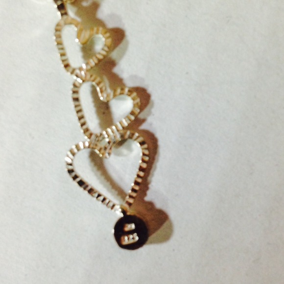 ⬇️Silver Three 💕Hearts Pendant Necklace - Picture 4 of 4