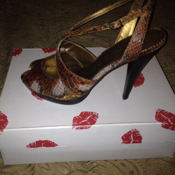 Snake skin leather heel