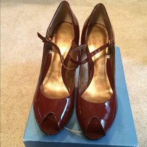 Nine West bright shiny Maroon heel!!