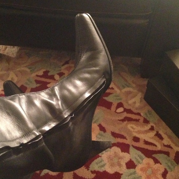 💋AUTHENTIC BLK FENDI  LEATHER BOOTS💋 - Picture 3 of 4