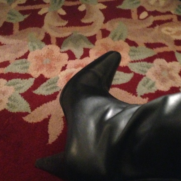 💋AUTHENTIC BLK FENDI  LEATHER BOOTS💋 - Picture 4 of 4