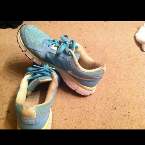 Nike tennis shoes - Picture 2 of 2