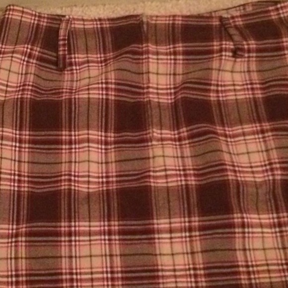 A plaid skirt - Picture 2 of 3