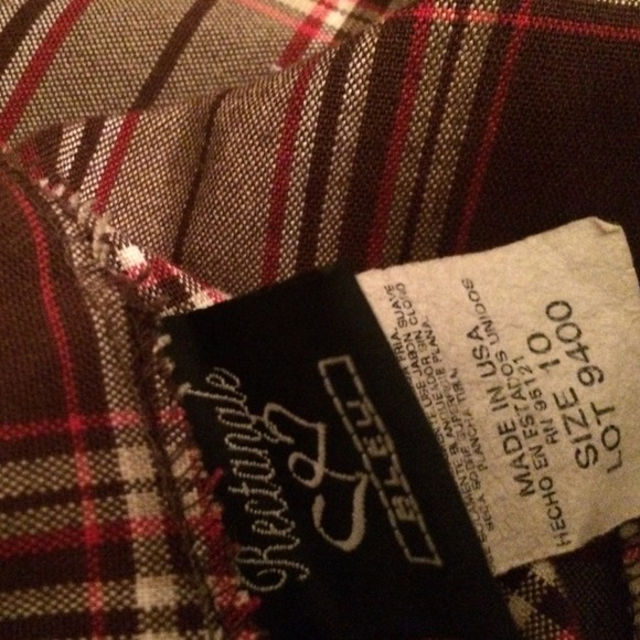 A plaid skirt - Picture 3 of 3