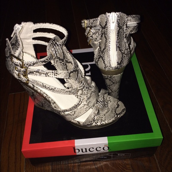 Bucco Daiso Wedge Sandals