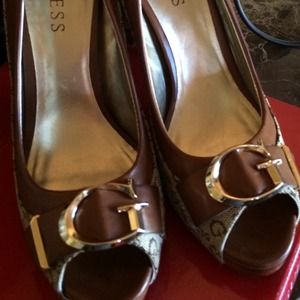 Guess loggo peep toe pumps