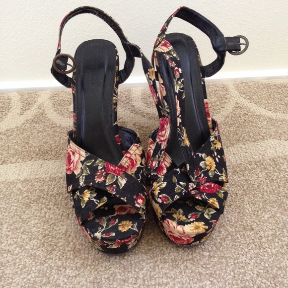 Flower print wedges