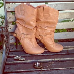 Brown heel boots 👢