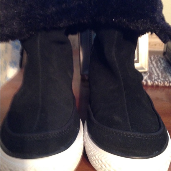 Women's sz  Converse short black boots with trim