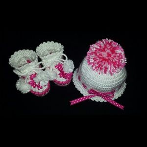 Crochet hat & bootie set