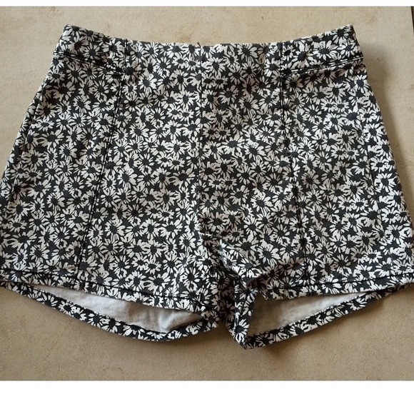Bullhead flower shorts