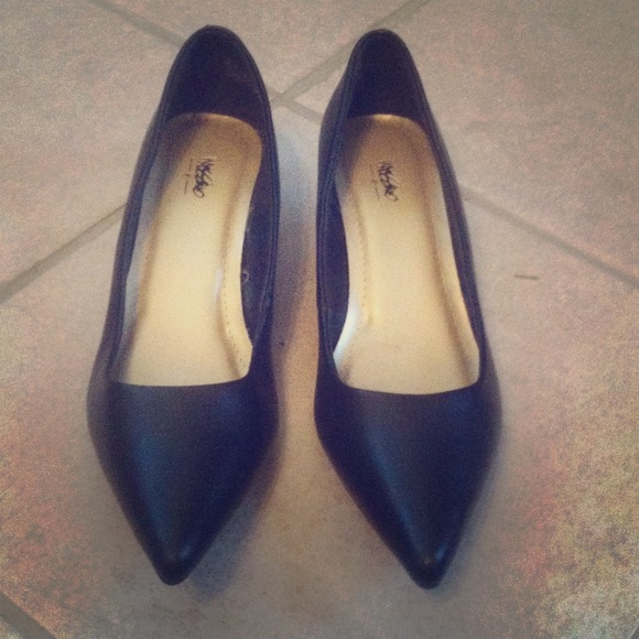 Black pointed toe kitten heel