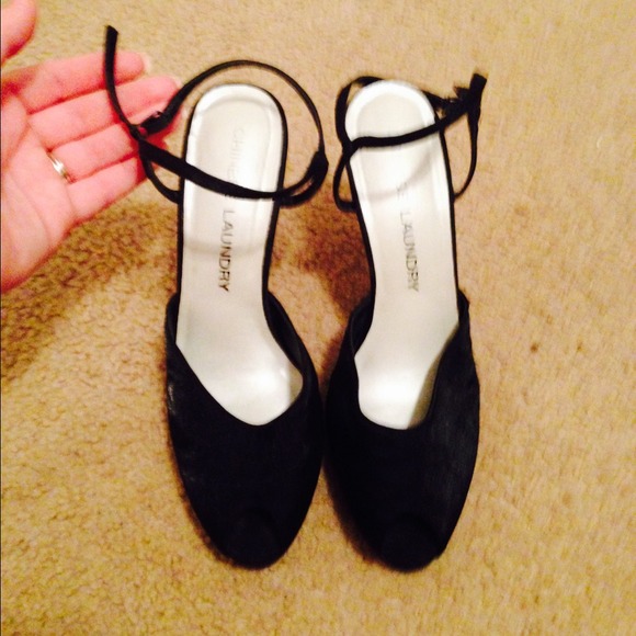 peek a boo toe heels