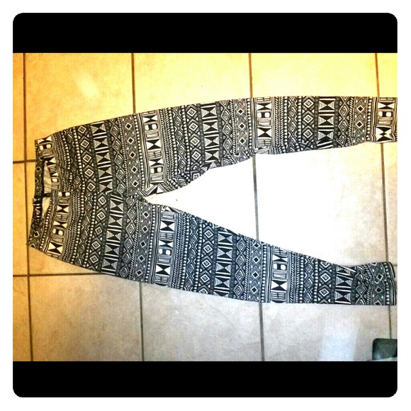 FREE WITH $30 PURCHASE Aztec leggings - Picture 1 of 4
