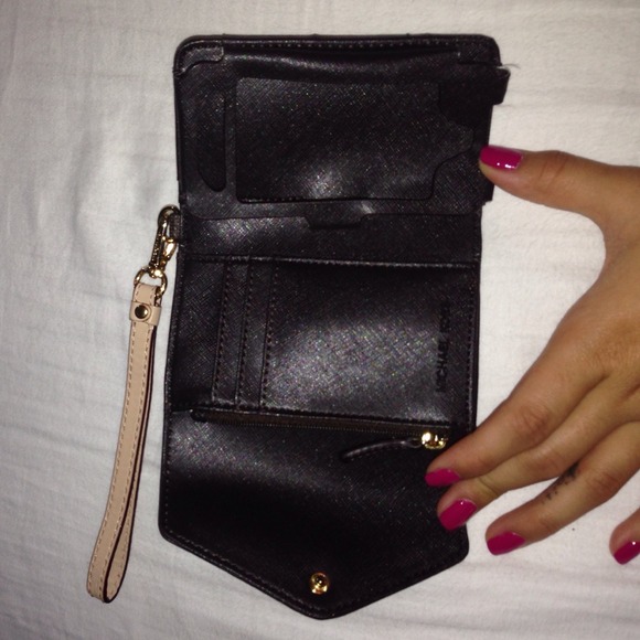 Michael Kors wristlet - Picture 2 of 3
