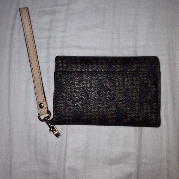 Michael Kors wristlet - Picture 3 of 3