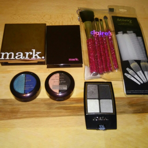 *Bundle* Swatched Eyeshadows and Claire's Brushes